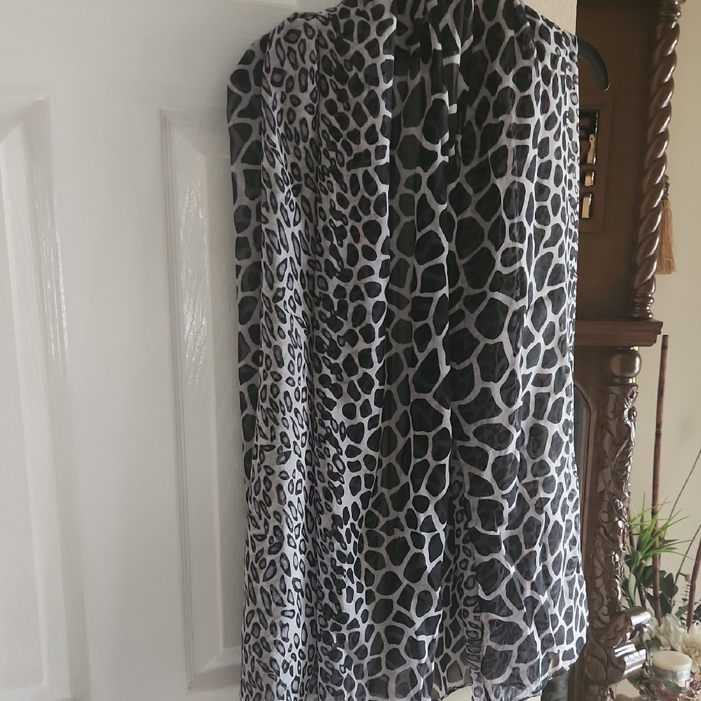 NWT, Elegant Black and White Animal Print Scarf - Picture 6 of 6